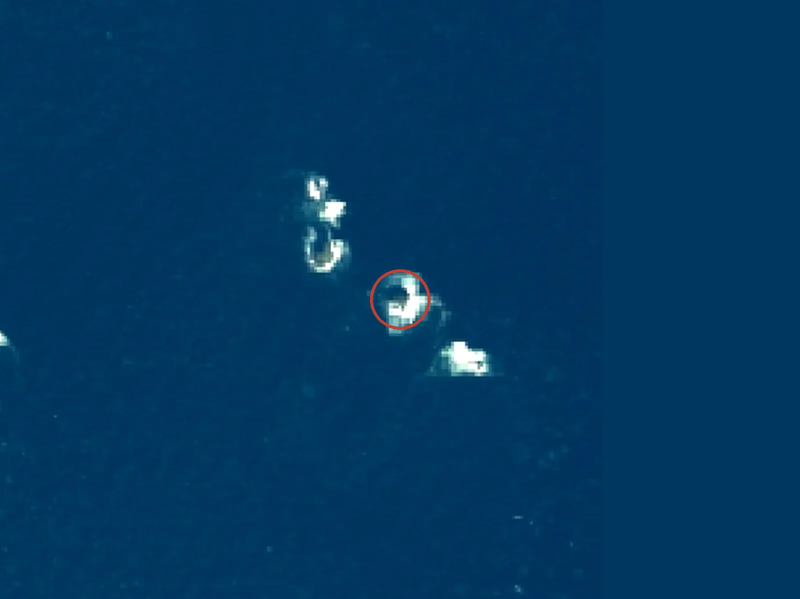 カブト島の衛星画像
