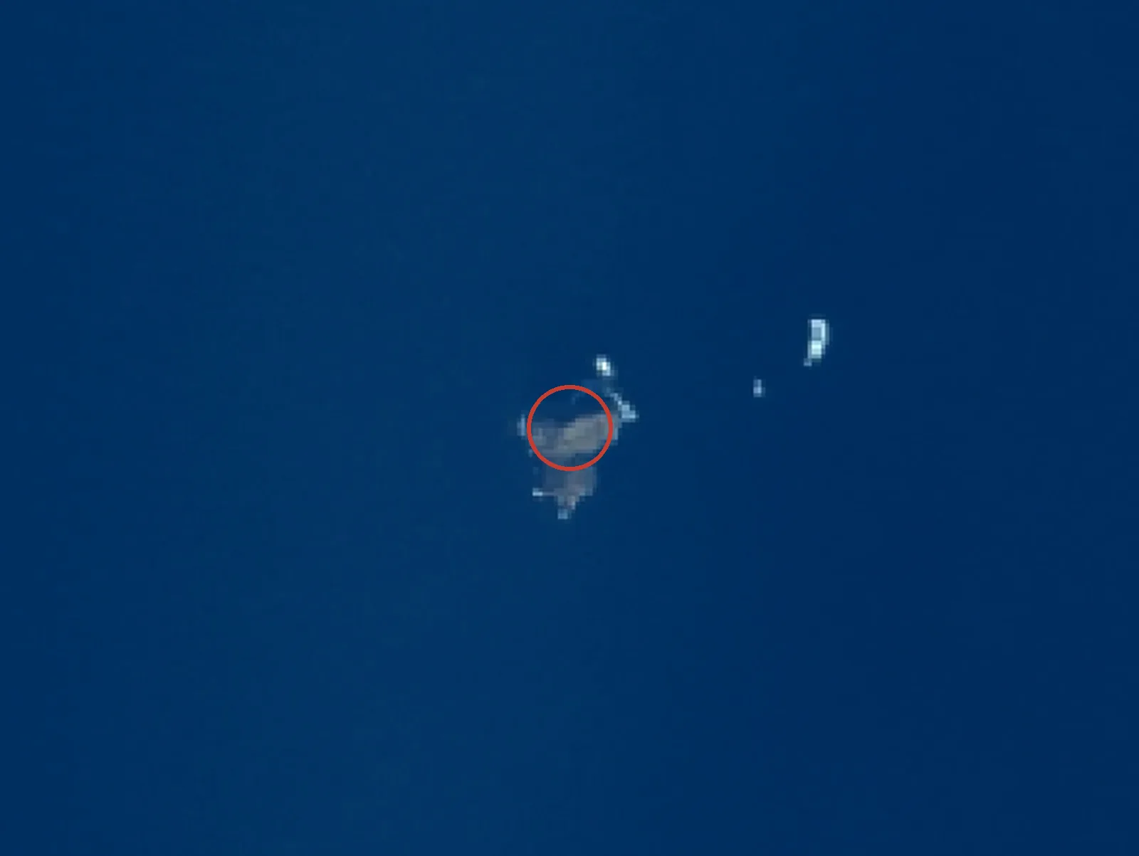 萌消島の衛星画像
