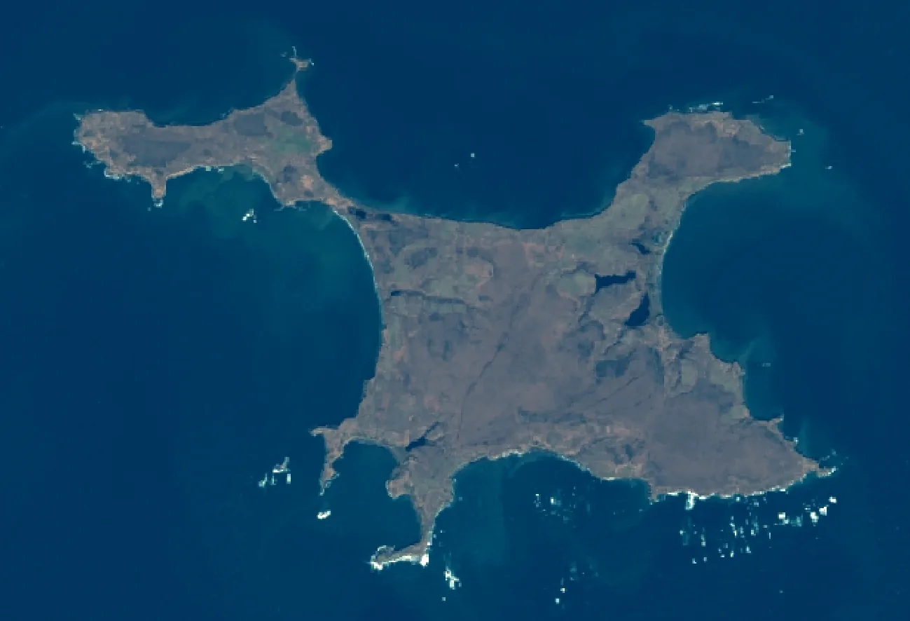 水晶島の衛星画像